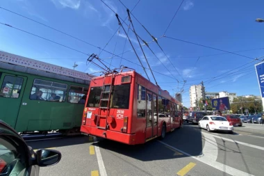 NA SLAVIJI TROLA POKIDALA ŽICE ZA NAPAJANJE : Nastao opšti HAOS na kružnom toku (FOTO, VIDEO)