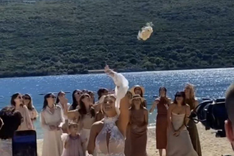 Saška Veselinov baca bidermajer