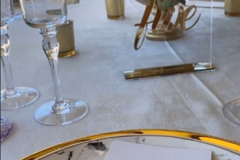 Zlatni tanjiri za goste