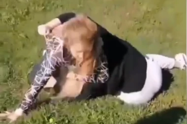 BRUTALAN SNIMAK VRŠNJAČKOG NASILJA U SOPOTU! Devojčice se tuku kao u ringu, a treća navija! (UZNEMIRUJUĆI VIDEO)