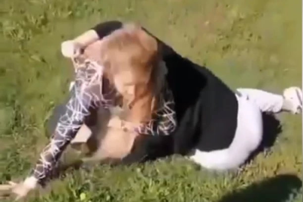 BRUTALAN SNIMAK VRŠNJAČKOG NASILJA U SOPOTU! Devojčice se tuku kao u ringu, a treća navija! (UZNEMIRUJUĆI VIDEO)