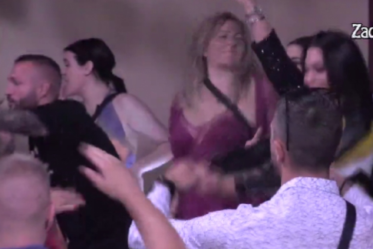 Jelenu Golubović igra na žurki