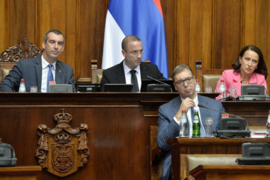 OPOZICIONI MEDIJI NISU IMALI KUD PA PRIZNALI: Vučić predriblao opoziciju u Skupštini