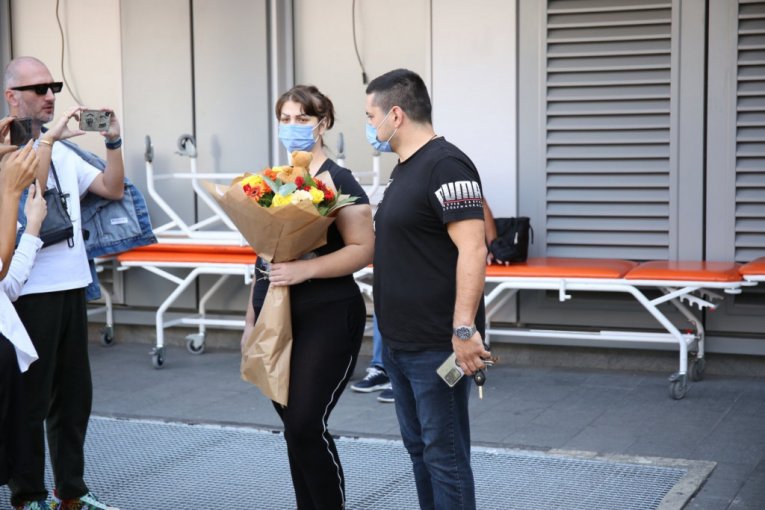 Miljana Kulić sa Bebicom ispred Kliničkog centra