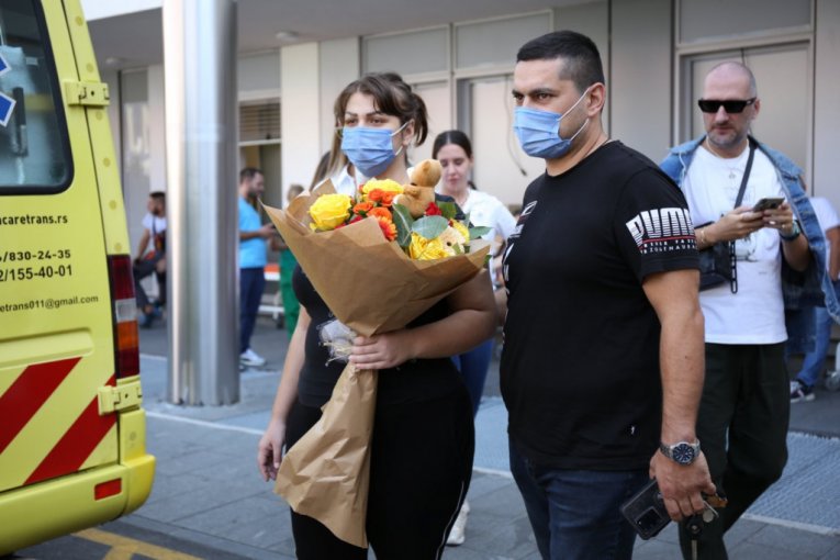 Miljana Kulić ispred Kliničkog centra