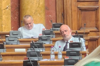 NAJELI SE U SKUPŠTINKOM RESTORANU PA ZASPALI: Neverovatna fotografija iz parlamenta - puna im usta Kosova, ali je pun stomak bitniji