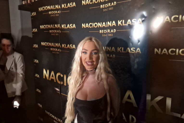 Maja Berović pred nastup u beogradskom klubu