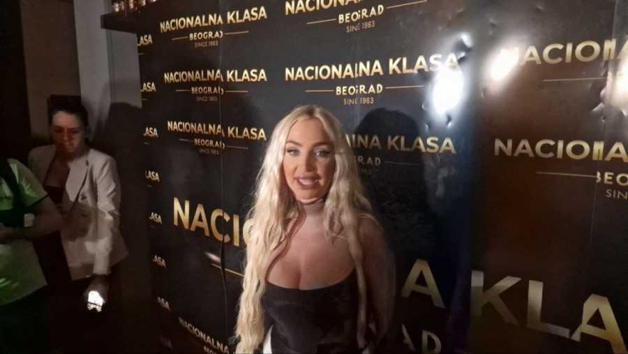 Maja Berović pred nastup u beogradskom klubu