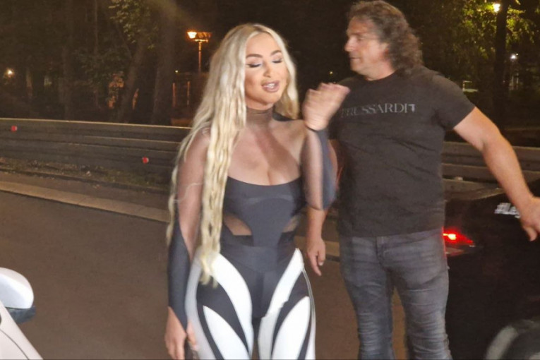 Maja Berović pred nastup u beogradskom klubu