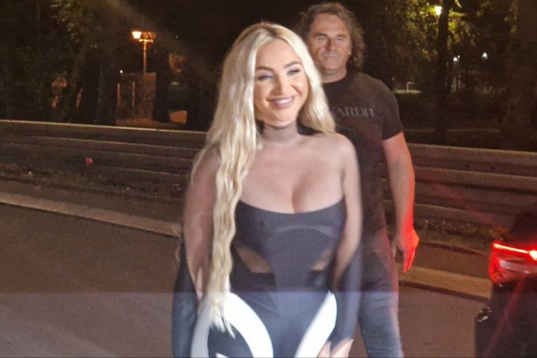 Maja Berović pred nastup u beogradskom klubu