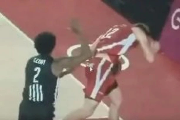 SRAMOTAN POTEZ PARTIZANOVOG AMERIKANCA: Ledej iz sve snage udario protivnika S LEĐA U GLAVU! (VIDEO)