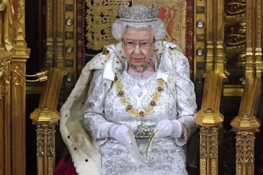 REKORDNA SUMA ZA PORTRET KRALJICE ELIZABETE II: Kupac licitirao preko telefona i ponudio svotu koja je šokirala svet (FOTO)