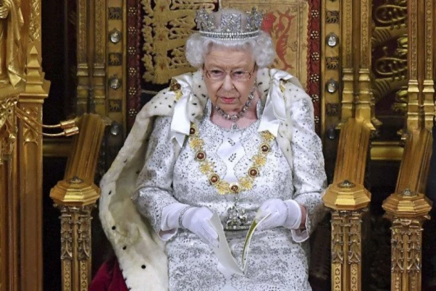 REKORDNA SUMA ZA PORTRET KRALJICE ELIZABETE II: Kupac licitirao preko telefona i ponudio svotu koja je šokirala svet (FOTO)