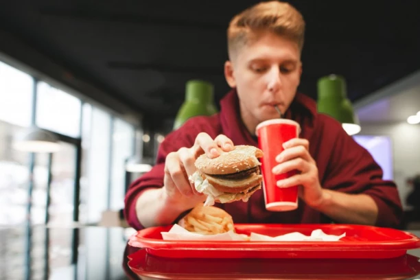 U BURGERU NAĐENE HEMIKALIJE IZ ANTIFRIZA I LAŽNA JAJA! Otkrivamo mračne tajne restorana brze hrane, ŠTA TO JEDEMO?