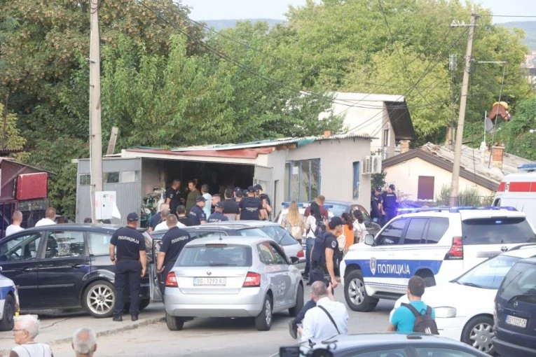 TALAČKA KRIZA JOŠ TRAJE! Prvi snimci sa lica mesta: Policija pregovara sa otmičarem! (FOTO/VIDEO)