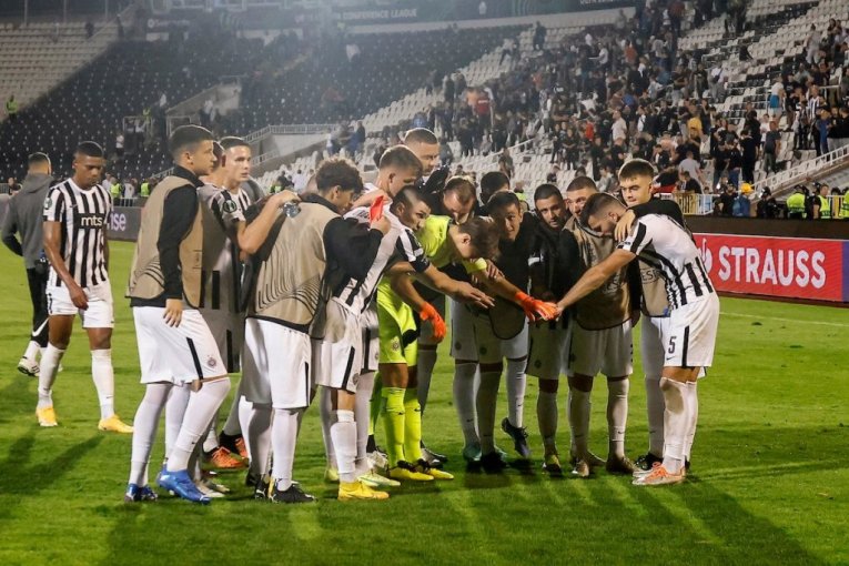 CRNO-BELI POČASTVOVANI: Legendarni jugoslovenski fudbaler dočekao Partizan u Kelnu! (FOTO)