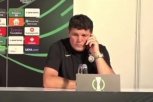 ŠOU NA KONFERENCIJI ZA MEDIJE: Petrić pričao telefonom, a svi su prasnuli u smeh kada je postavio jedno pitanje! (VIDEO)