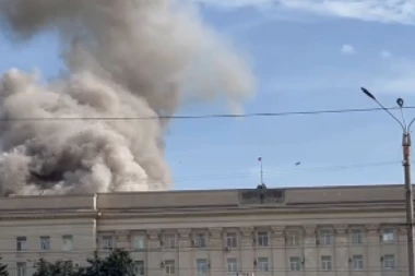 UKRAJINCI SA HIMARSOM GRANATIRALI CENTAR HERSONA: Ima mrtvih i ranjenih, građani panično beže od eksplozije (VIDEO/FOTO)