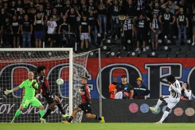 SAZNAJEMO ZAŠTO JE DIJABATE PROSLAVIO GOL LEGANJEM NA TRAVU: Zanimljiva priča iza koje stoje njegovi prijatelji i braća (VIDEO)