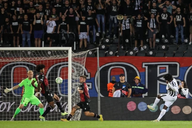 SAZNAJEMO ZAŠTO JE DIJABATE PROSLAVIO GOL LEGANJEM NA TRAVU: Zanimljiva priča iza koje stoje njegovi prijatelji i braća (VIDEO)