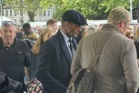 Nakon 13 sati čekanja Dejvid Bekam odao počast preminuloj britanskoj kraljici! (FOTO GALERIJA)