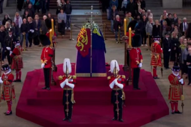 Muškarac UHAPŠEN, jer je prišao kovčegu kraljice Elizabete II!