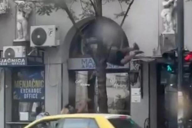 JEZIV SNIMAK IZ NEMANJINE: Muškarac se spuštao niz terasu, izgubio ravnotežu i pao na pločnik (VIDEO)