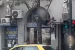 JEZIV SNIMAK IZ NEMANJINE: Muškarac se spuštao niz terasu, izgubio ravnotežu i pao na pločnik (VIDEO)