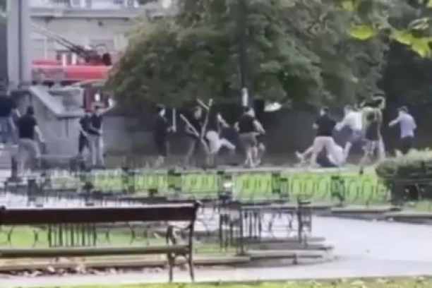 OPŠTA MAKLJAŽA na ulicama Beograda! Pojavio se PRVI snimak tuče Delije i Grobara pre dve nedelje uoči 168. Večitog derbija! (VIDEO)