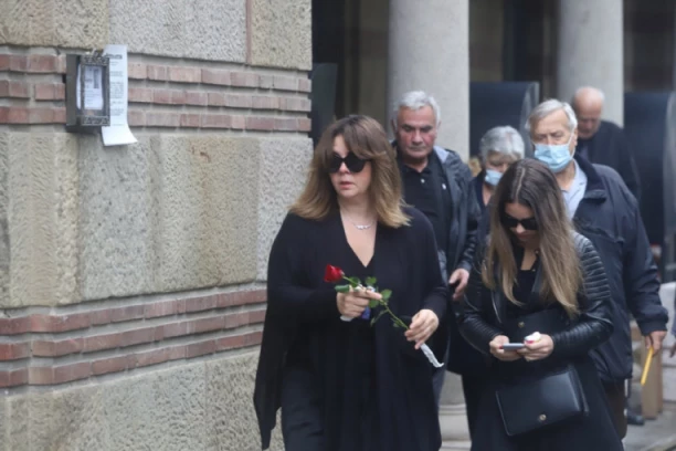 Kristina Kovač se oglasila nakon očeve sahrane! Zaprepastila priznanjem: Ova CRNA OVCA samo želi da se ovaj dan ZAVRŠI! (FOTO)