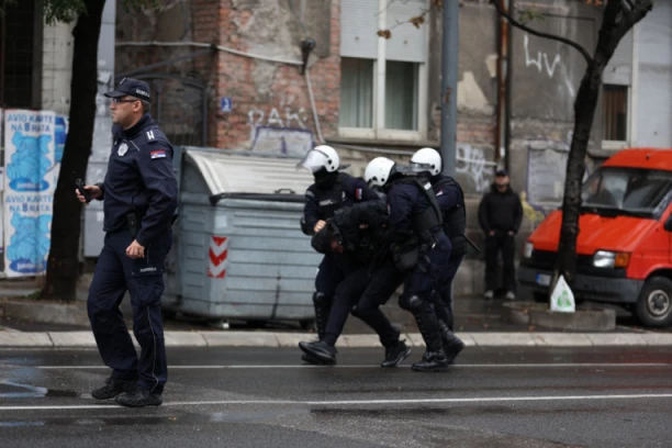 Privedena četvorica muškaraca koji su šutirali policajce