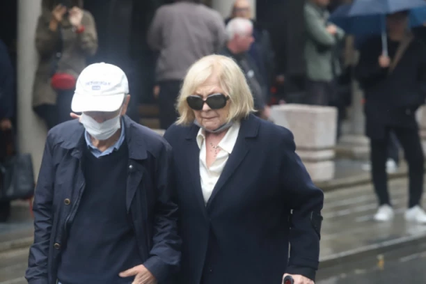 SLOMLJENA Bisera Veletanić! Potresne scene na sahrani Kornelija Kovača, ne može da se oprosti od Bate! (VIDEO)