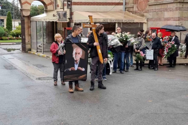 Povorka sa vencima i kovčegom krenula ka grobnom mestu! Anja i Aleksandra idu ISPRED Kristine, potresne scene sa sahrane Kornelija Kovača! (FOTO)