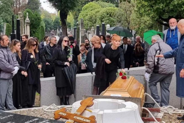 SAHRANJEN Kornelije Kovač! Uz suze i jecaje ispraćen na večni počinak, Aleksandra se EMOTIVNIM rečima poslednji put oprostila od oca! (VIDEO)