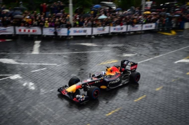 SPEKTAKL JE ZAVRŠEN! Legendarni Dejvid Kultard ludom vožnjom podigao Beograd na noge, SRPSKA prestonica videla i osetila Formulu 1 (FOTO GALERIJA/VIDEO)