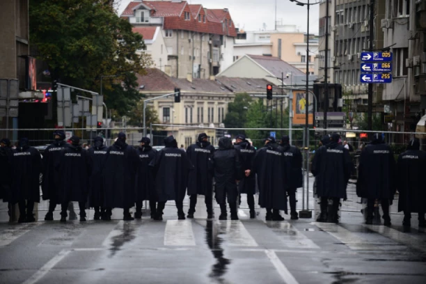 IZ NIŠA DOŠAO DA PRAVI HAOS: Policija privela mladića koji je kod sebe imao SEKIRU I DIMNE BOMBE
