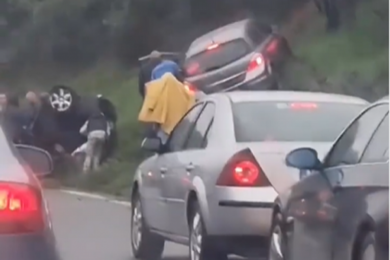 JEZIVA SCENA KOD BUBANJ POTOKA! Posle sudara vozila izletela sa auto-puta, jedan automobil prevrnut! IMA POVREĐENIH! (VIDEO)