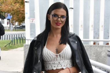 "MAJKU JE UDARIO KADA JE SAZNAO DA SAM SE PORODILA, MRTAV JE ZA MENE" Ispovest Anite Stanojlović o ocu iz pakla! (VIDEO)