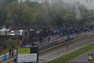 IMA PRELOM LOBANJE! Pripadnik INTERVENTNE životno ugrožen! Teško povređen u tuči sa huliganima kod Autokomande tokom Evroprajda! (VIDEO)
