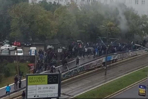 IMA PRELOM LOBANJE! Pripadnik INTERVENTNE životno ugrožen! Teško povređen u tuči sa huliganima kod Autokomande tokom Evroprajda! (VIDEO)