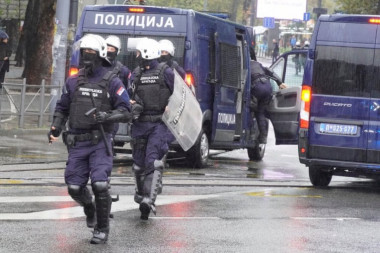 POVREĐENO 13 POLICAJACA, MATERIJALNA ŠTETA OGROMNA: Optužene 22 osobe zbog nereda tokom "Europrajda"