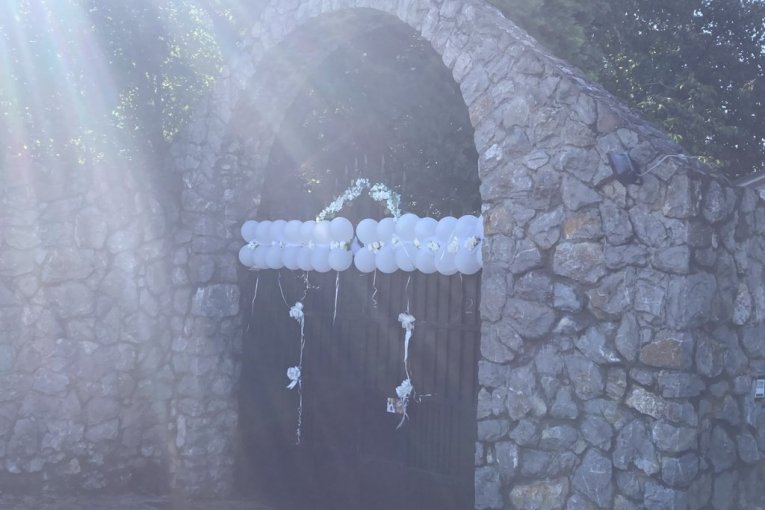 Okićena kapija za svadbu