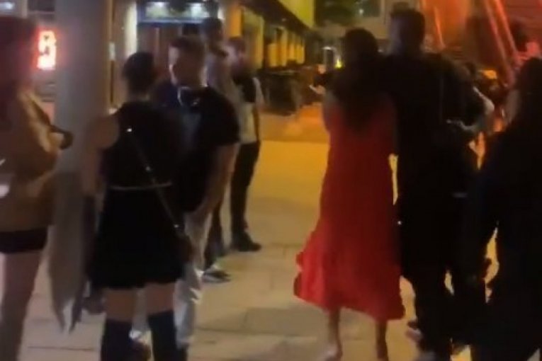 ODVALJEN OD ALKOHOLA: Skandal Maria Balotelija, nepoznata devojka ga pridržavala da se ne stropošta na pod! (VIDEO)