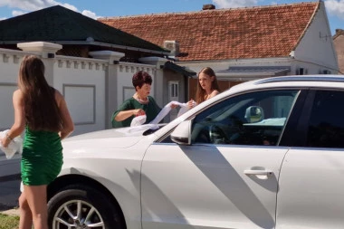 Bojanina baba okitila kola prema SRPSKIM OBIČAJIMA, vezenim belim peškirima! (FOTO)