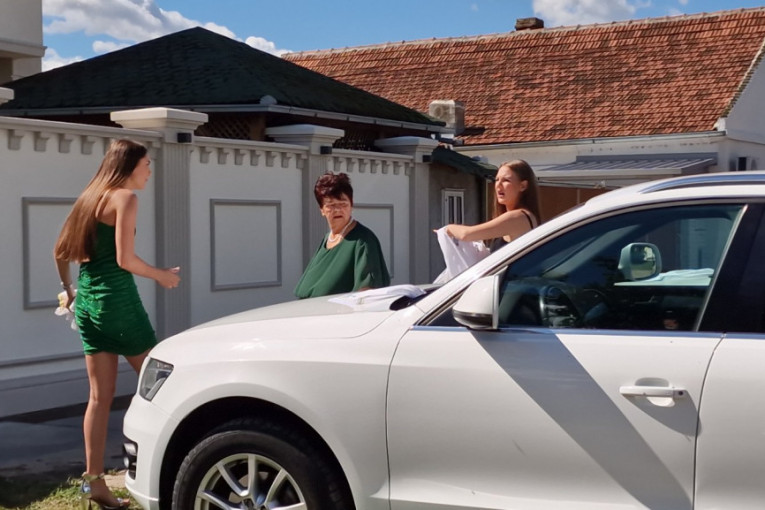 Baba Bojane Rodić kiti kola vezenim peškirima