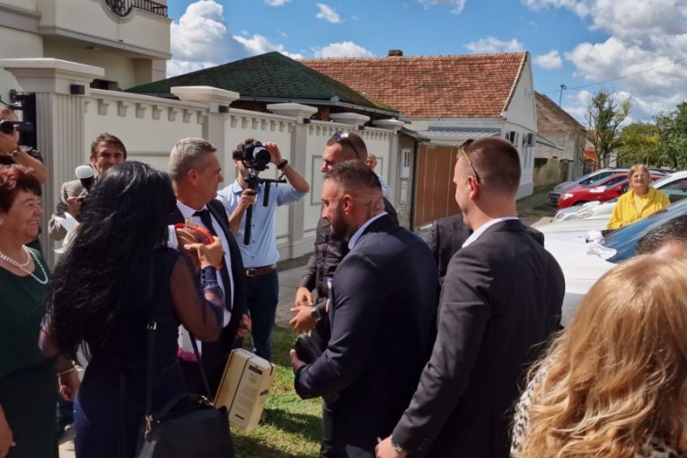 Goca Božinovska pije rakiju iz čuture