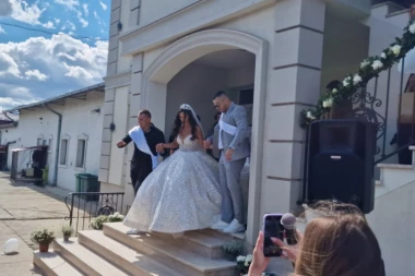 PUCA se i PIJE u Titelu! Bojana izašla iz kuće u raskošnoj venčanici i napravila potpuni HAOS, Mirko baca crvene muzici, ne odvaja se od MLADE! (FOTO)