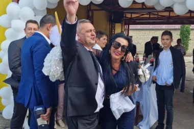 Prijo moja kako ćemo? Prijatelju lako ćemo! Goca i Rodići u TRANSU, napravili LUDILO u Titelu! (FOTO)