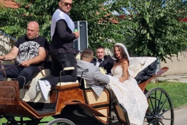 Kroz selo raskošnom venčanicom: Bogdana i Mirko kroz Titel prošli kočijama! (VIDEO)