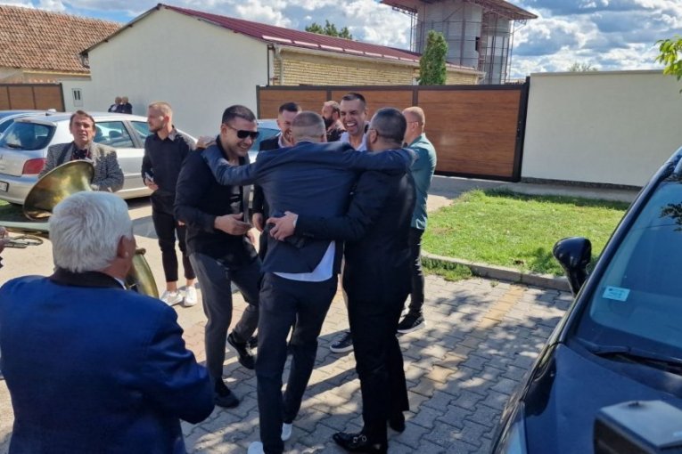 Veljko Ražnatović na svadbi u Titelu
